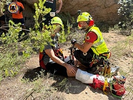 Momento en el que el bañista es atendido es evacuado por los GERA del Consorcio.