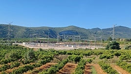 Subestación eléctrica de Montesa junto a la sierra y en el cnetro de cultivos agrícolas.