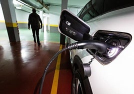 Garaje de una comunidad de vecinos, con un vehículo en carga.