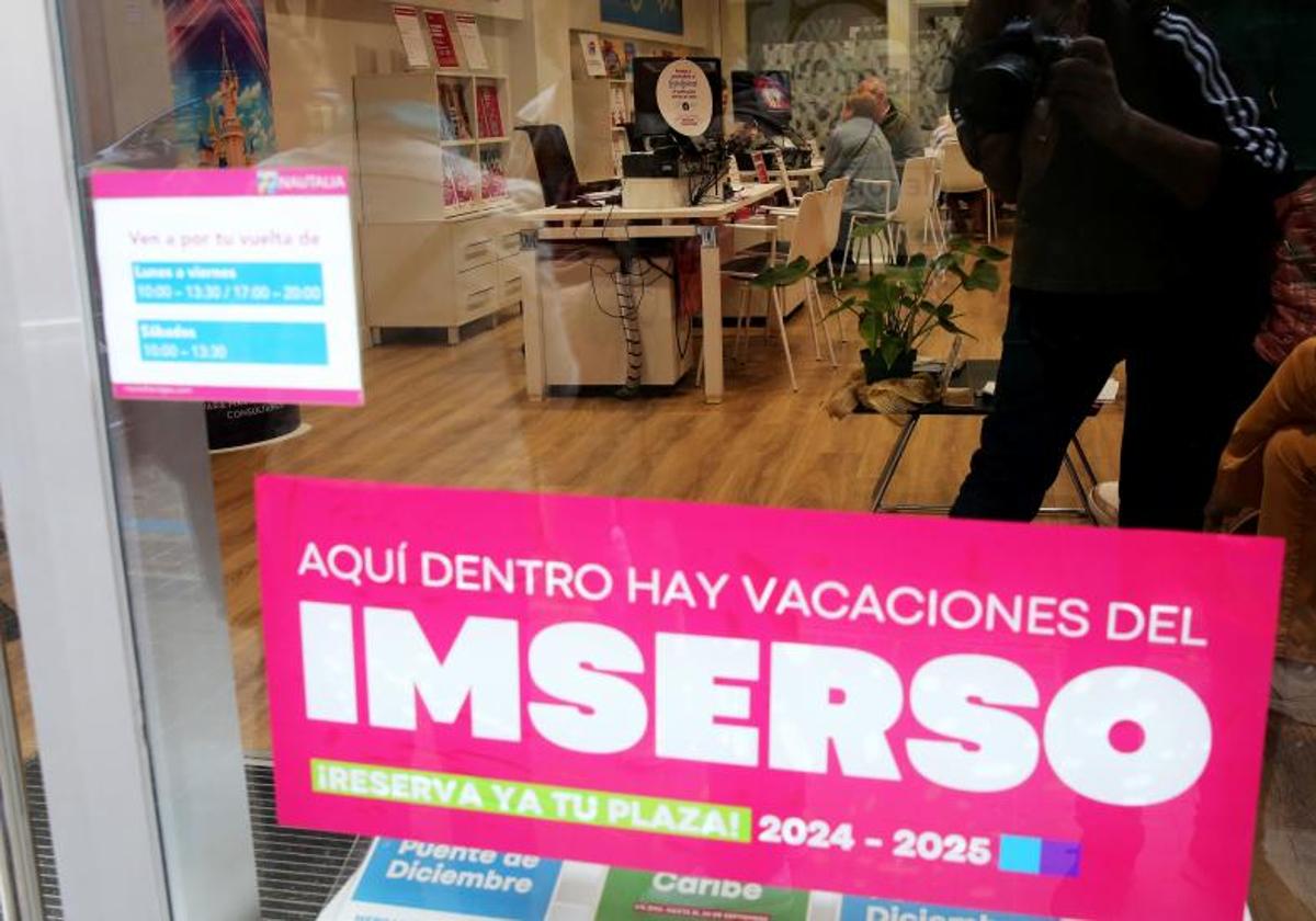 Cartel en una agencia que invita a reservar unas vacaciones.