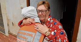Una voluntaria de La Rioja abraza a una mujer de Paiporta, pocos días después de la dana de octubre.