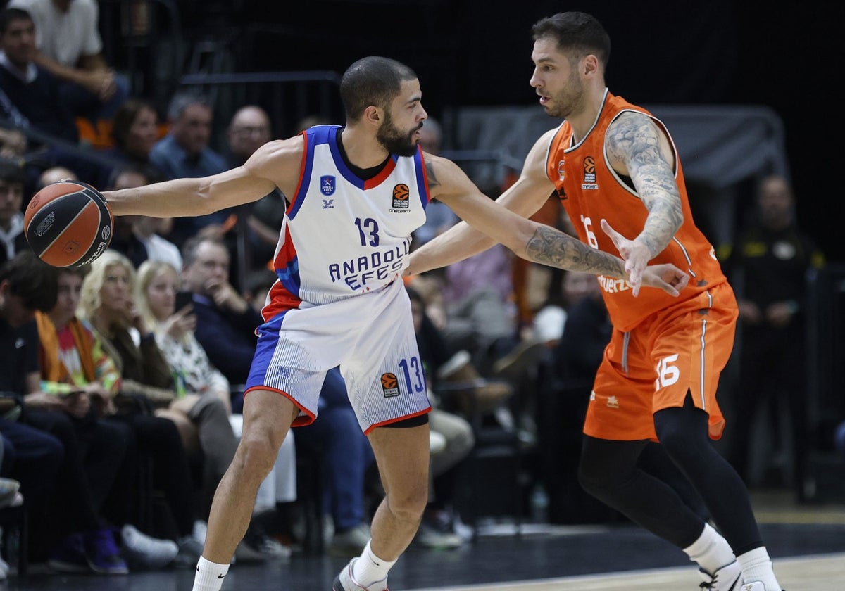 Jovic defiende a Darius Thompson duante un partido de Euroliga en la Fonteta.