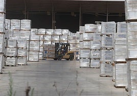 Material apilado en una azulejera.