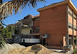Imagen de las obras de demolición del centro escolar.