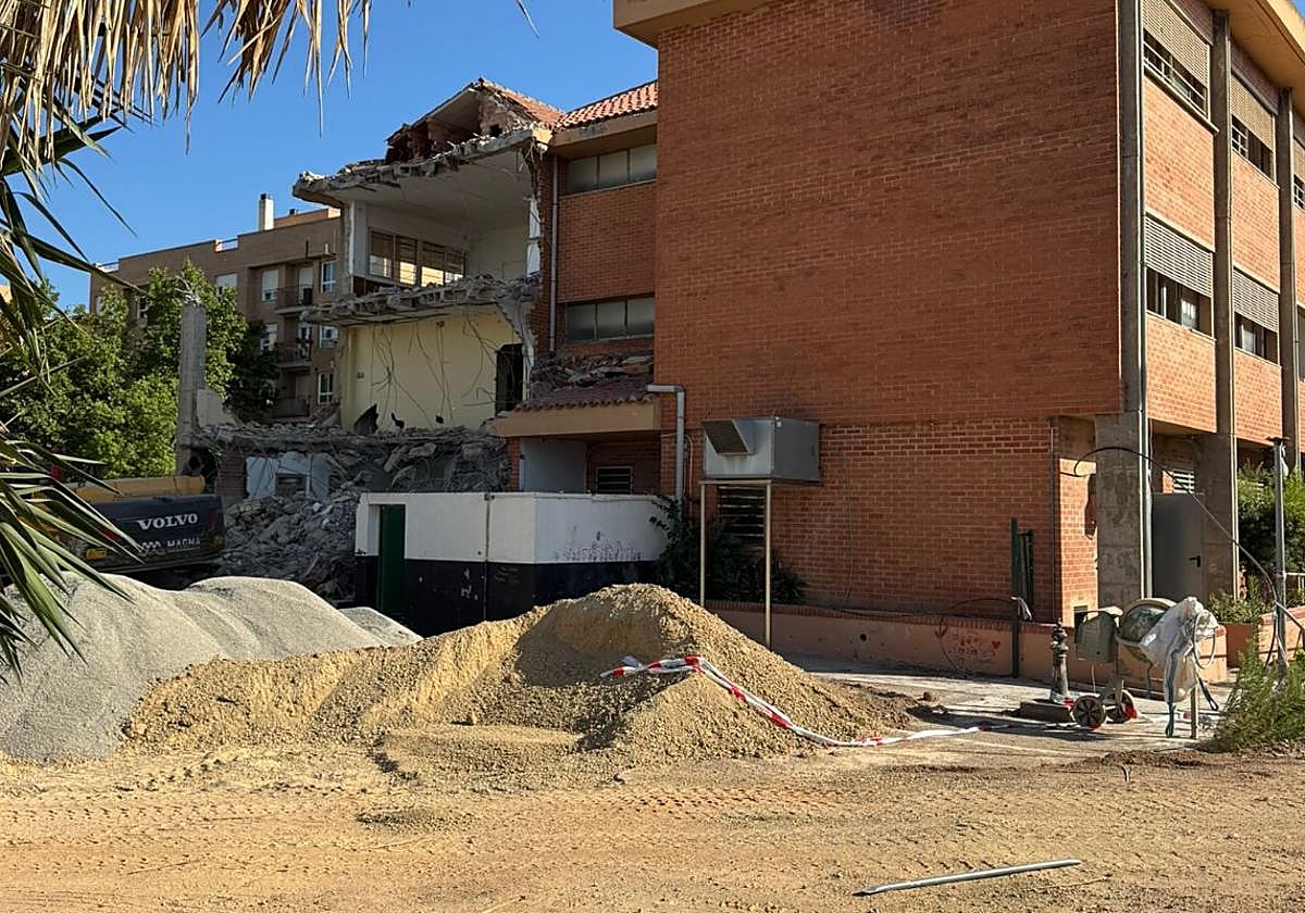 Imagen de las obras de demolición del centro escolar.