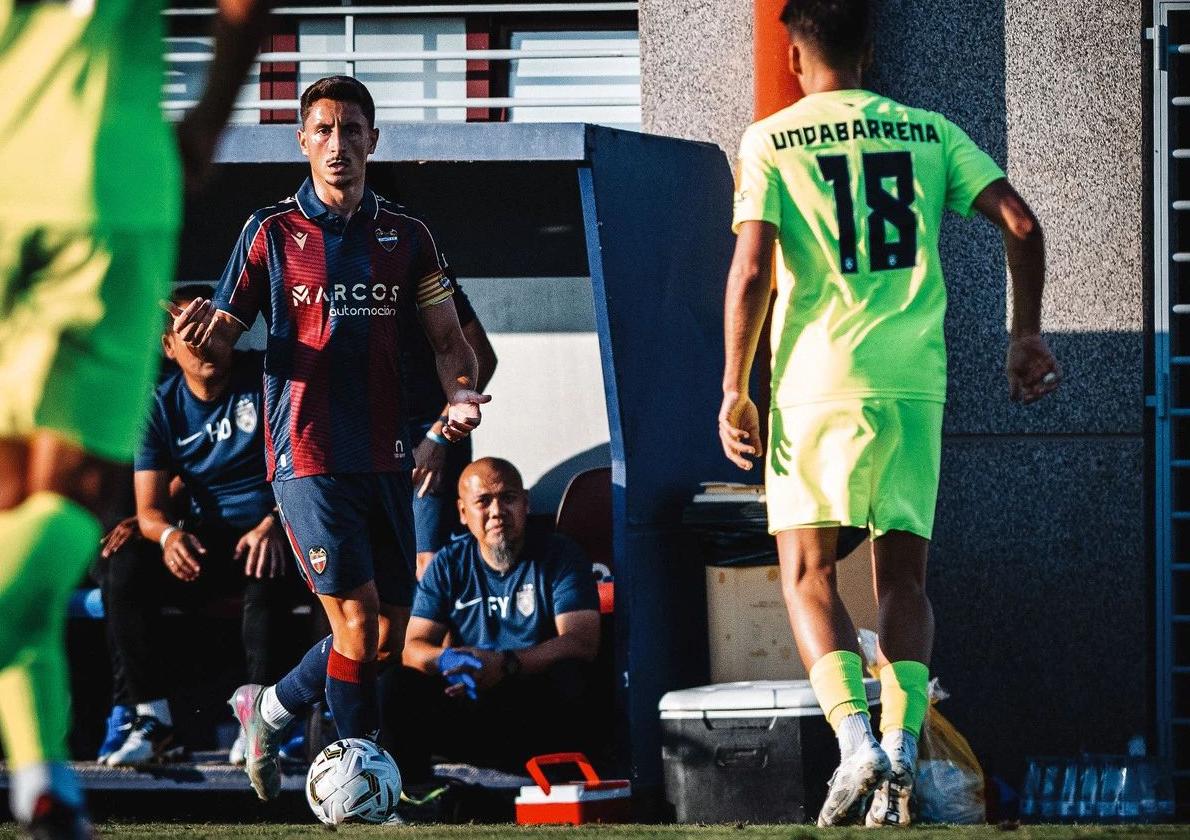 El capitán Pablo Martínez durante el amistoso ante el Johor Darul Ta'zim FC.