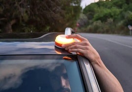 Luz de emergencia V16 conectada.