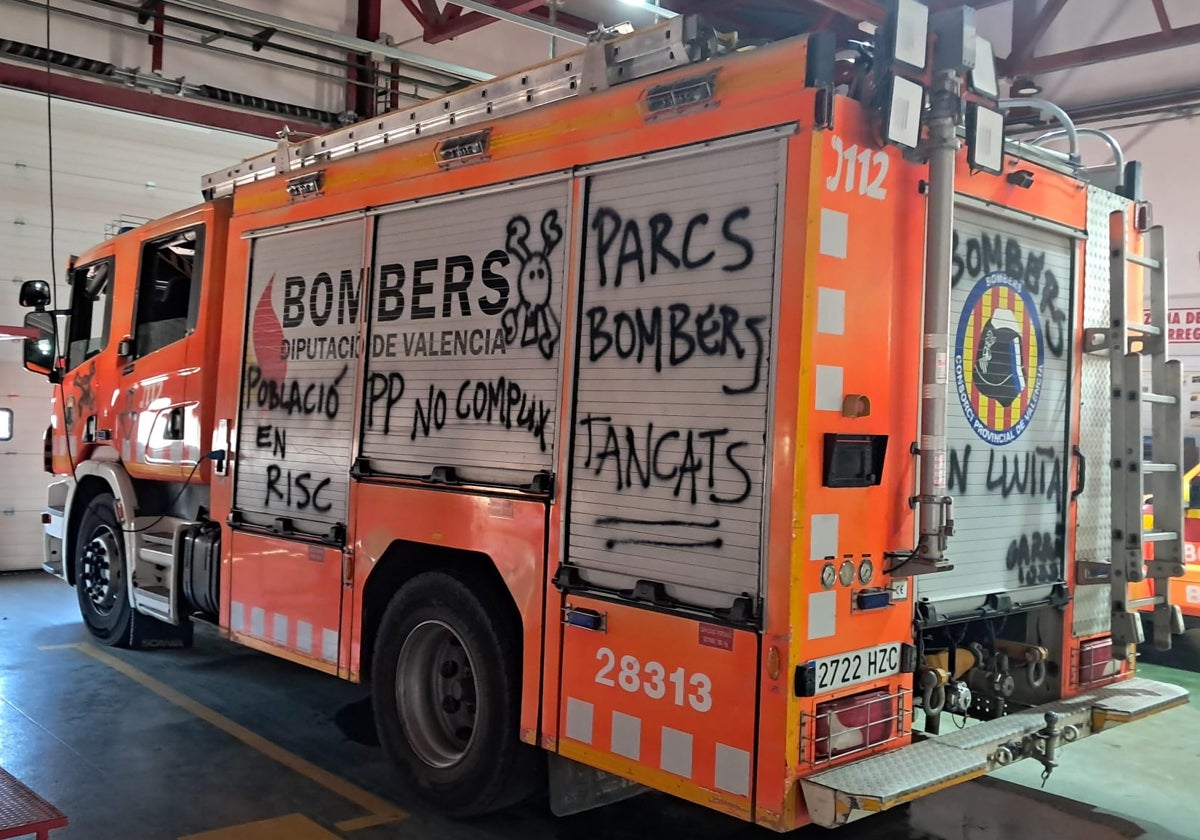 Una de las unidades pintadas con mensajes de protesta.
