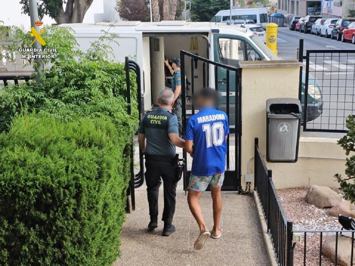 Uno de los dos hombres arrestados.