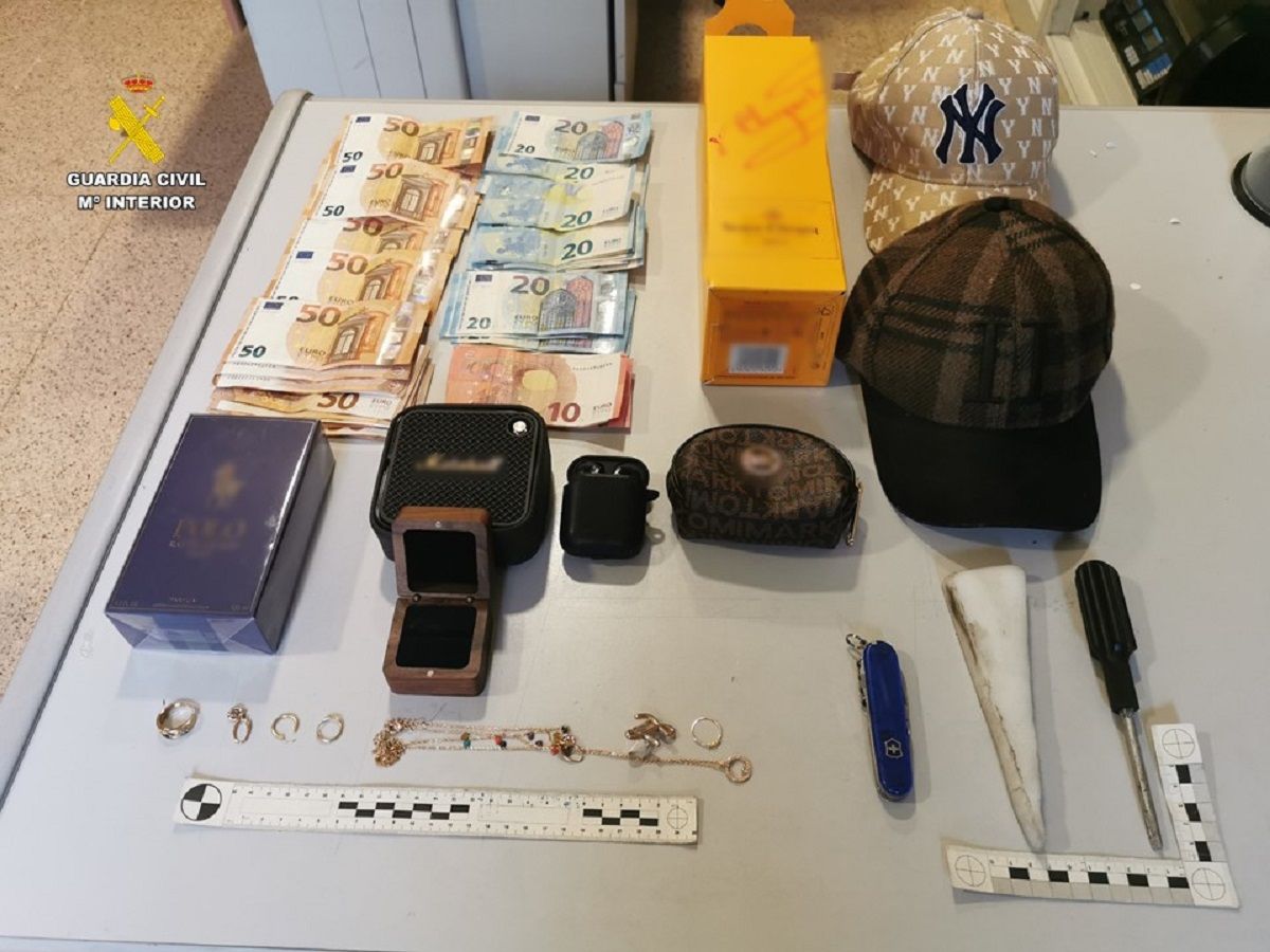 Dinero y objetos sustraidos que fueron hallados durante el registro.