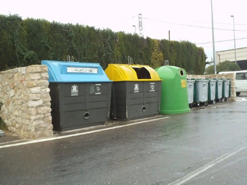 Contenedores de basura en una calle de Ontinyent.