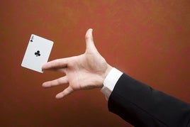 Una mano con una carta entre sus dedos