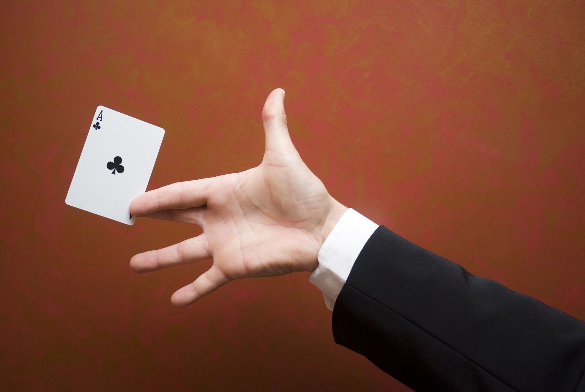Una mano con una carta entre sus dedos