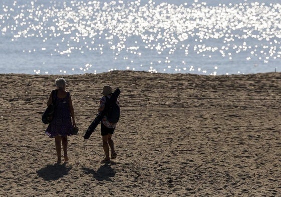 Dos personas en la playa de El Saler.