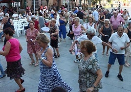 Baile en una plaza de Torrent.