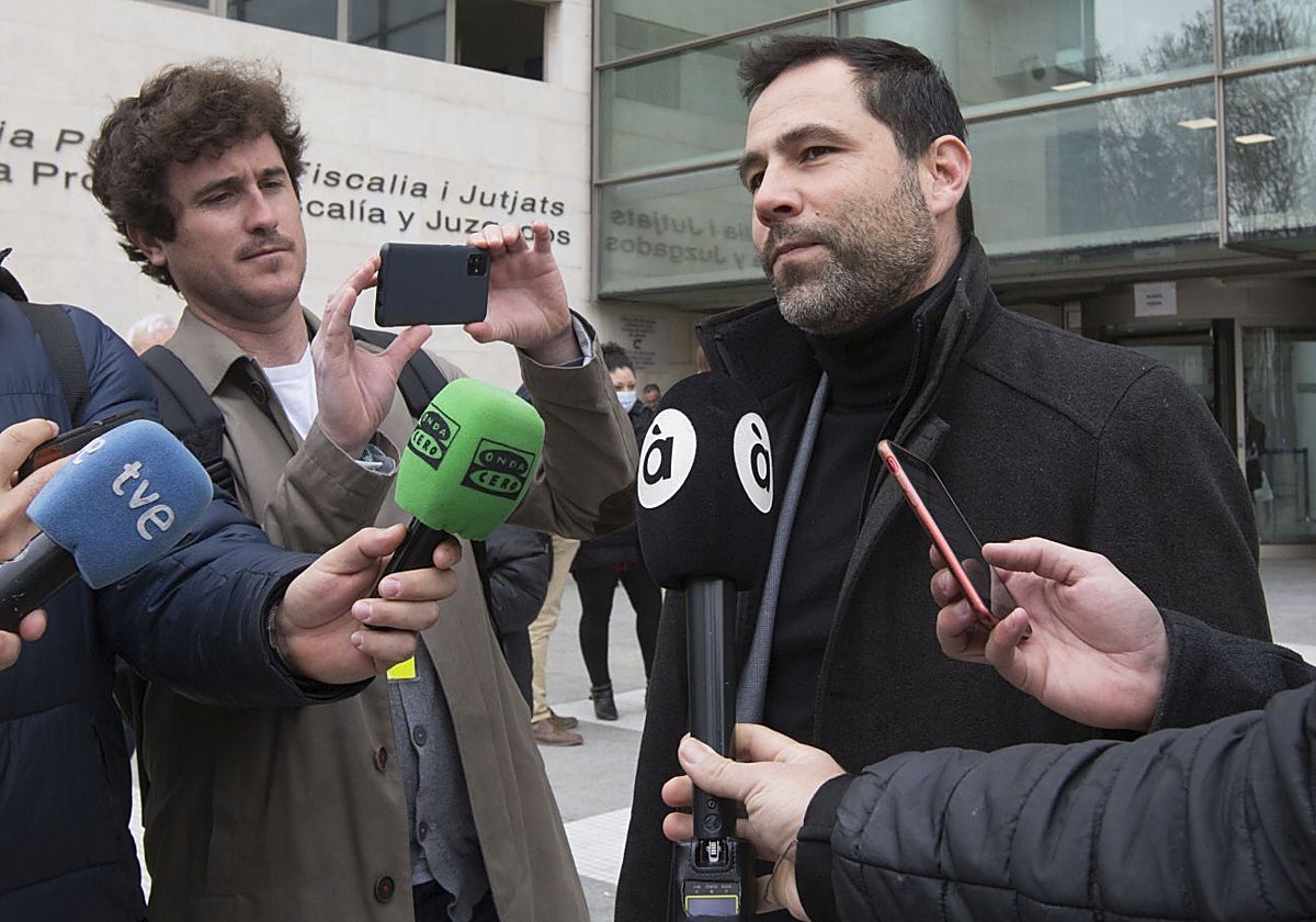 José Pérez comparece ante los periodistas tras una vista en una de las demandas contra la gestión del Valencia.