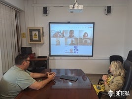 Un momento de la reunón con la alcaldesa y el concejal.