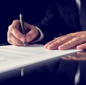 La firma de un contrato laboral, imagen de archivo.
