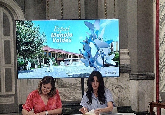María José Catalá y Regina Valdés en la firma del protocolo