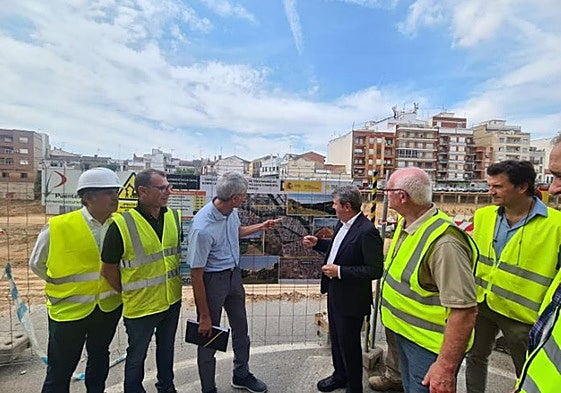 Visita de obras a la pasarela en construcción en Paiporta.