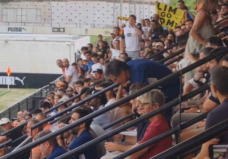 Aficionados insultado a Solís y Gourlay en las gradas del Antonio Puchades.