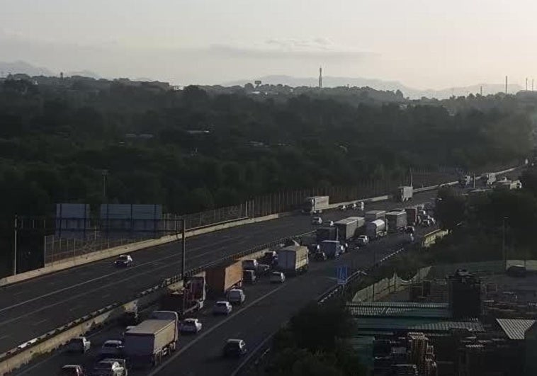 Colapso en la A-7 a la altura de Bétera por un accidente que provoca más de 11 kilómetros de retenciones