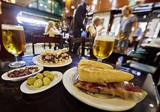 Almuerzo en la cafetería Aquarium.