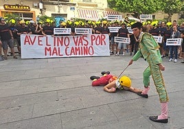 Miembros del Consorcio Provincial de Bomberos de Valencia protestando a las puertas de la Diputación