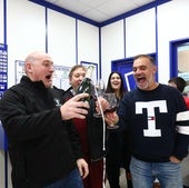 Varios ganadores de un premio en una administración de lotería. Imagen de archivo.