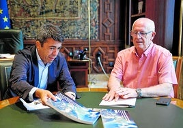 Mazón con el alcalde de Paiporta, Vicent Císcar.