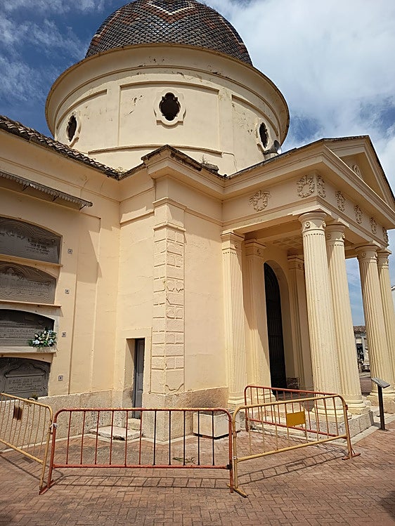 Trozo de cornisa que ha caído de la cúpula de la capilla.
