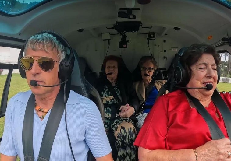 Jesús Calleja pilota el helicóptero en O Grove.