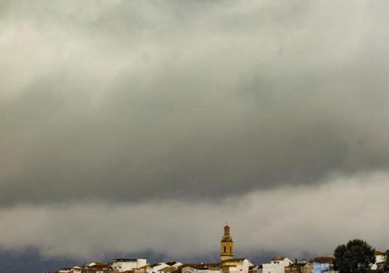 La tormenta ya descarga con fuerza lluvia y granizo en la Comunitat y se desplaza del interior al litoral