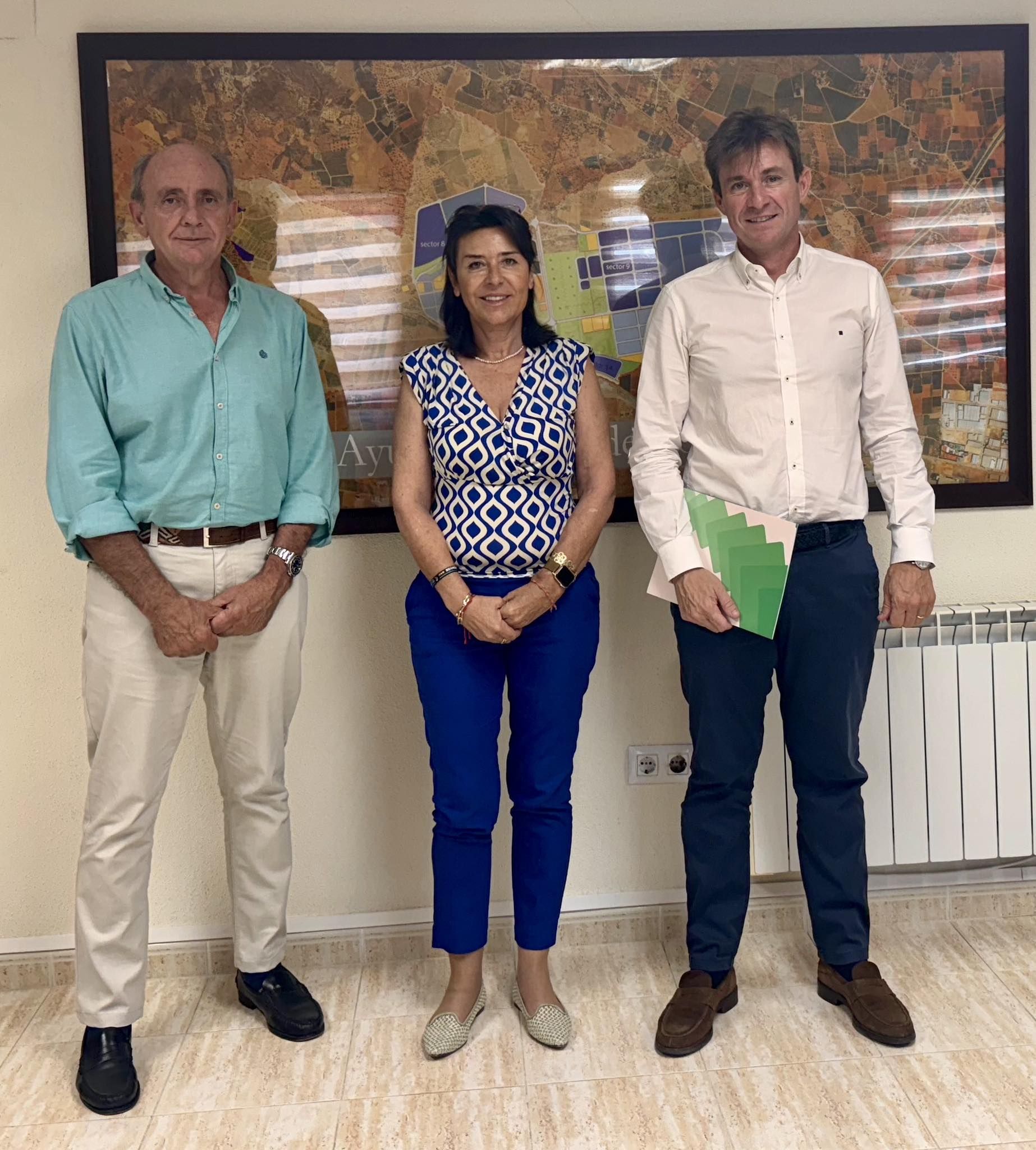 La alcaldesa de Loriguilla, con los representantes de la Fundación Iberdrola España.