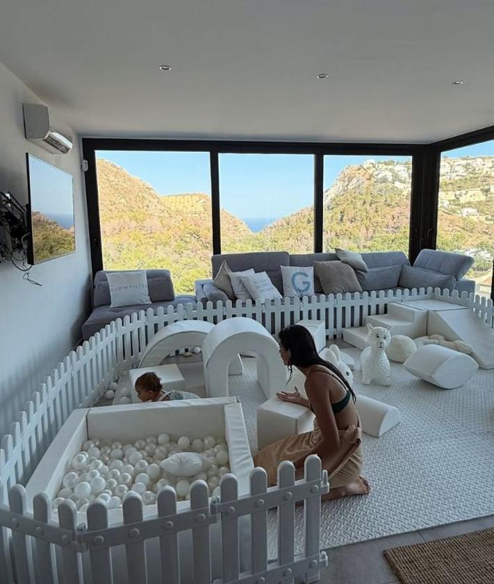 Imagen secundaria 2 - Así son las espectaculares villas de la Comunitat en las que veranean las influencers Marta Lozano y Teresa Andrés: su precio por noche