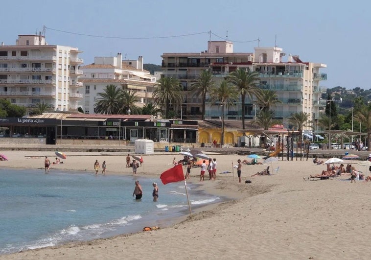 Reaniman a un bañista en la playa del Arenal de Xàbia que había sufrido una parada cardiorrespiratoria