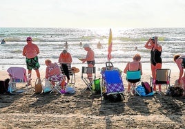 Un grupo de bañistas, en la playa de la Malvarrosa a las 9 horas.