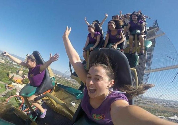 Port Aventura amplía su horario hasta la madrugada durante cuatro días para subir a sus atracciones estrella