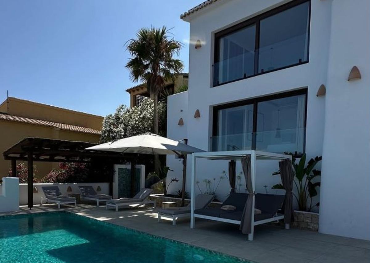 Imagen secundaria 1 - Así son las espectaculares villas de la Comunitat en las que veranean las influencers Marta Lozano y Teresa Andrés: su precio por noche