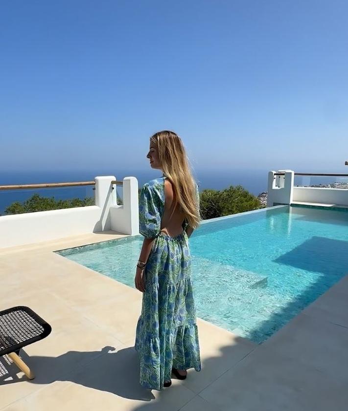 Imagen secundaria 2 - Así son las espectaculares villas de la Comunitat en las que veranean las influencers Marta Lozano y Teresa Andrés: su precio por noche