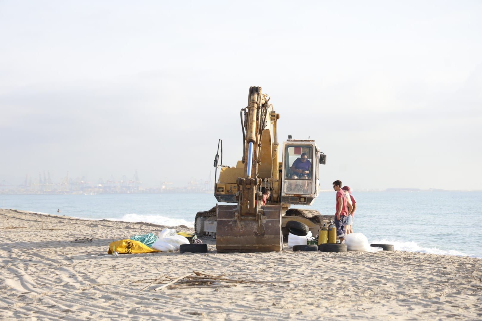 FOTOS | Rescate del velero encallado en El Saler más de diez días después