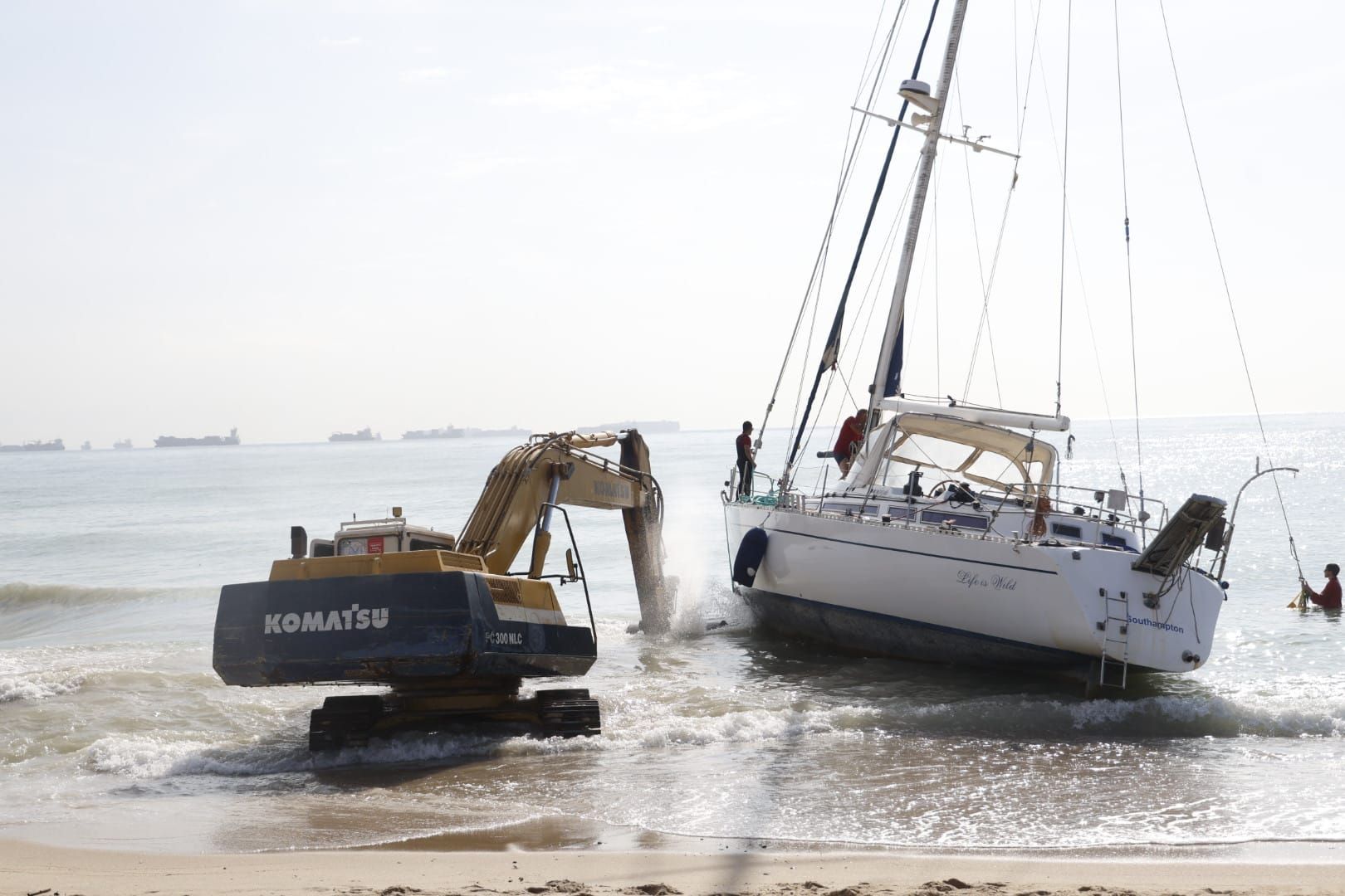 FOTOS | Rescate del velero encallado en El Saler más de diez días después