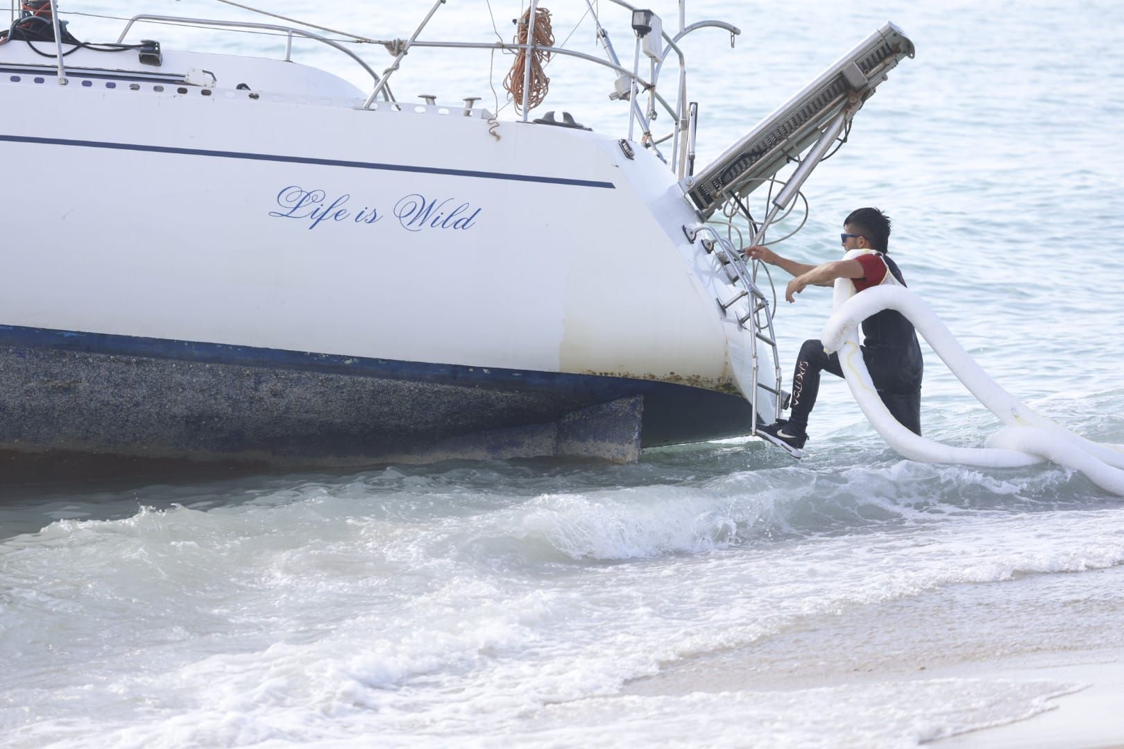 FOTOS | Rescate del velero encallado en El Saler más de diez días después