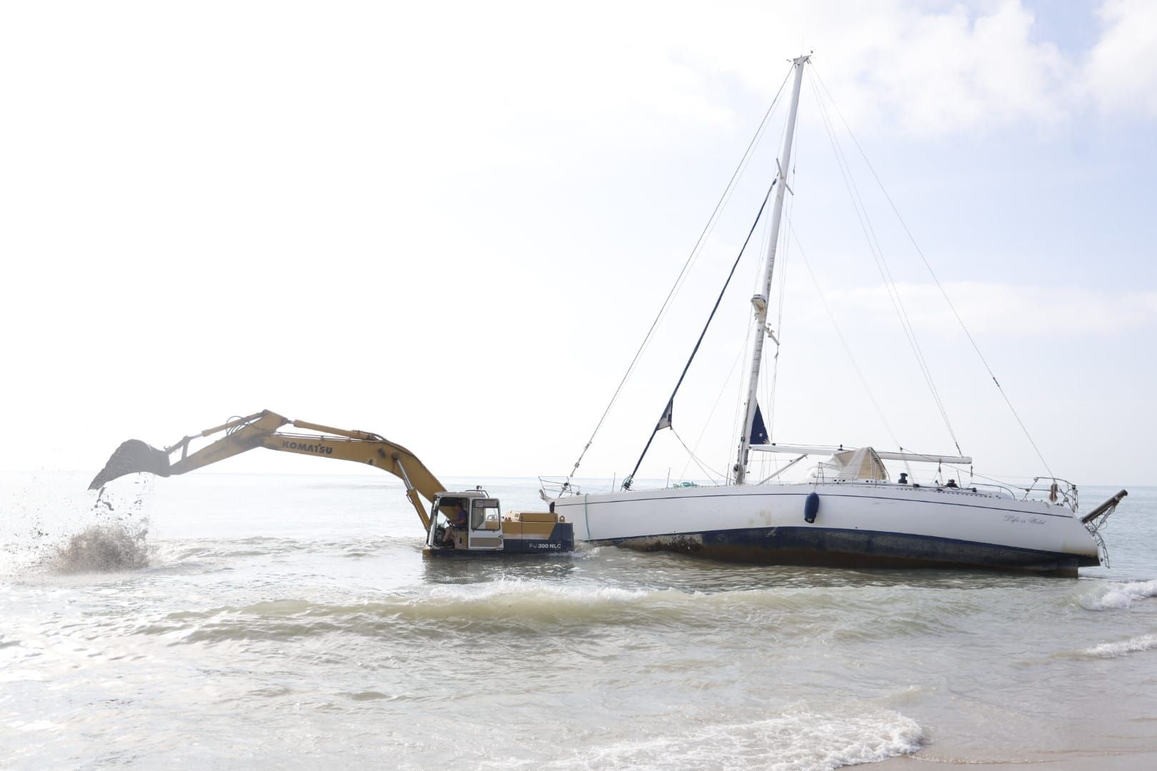 FOTOS | Rescate del velero encallado en El Saler más de diez días después