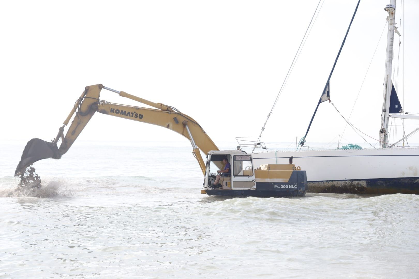 FOTOS | Rescate del velero encallado en El Saler más de diez días después
