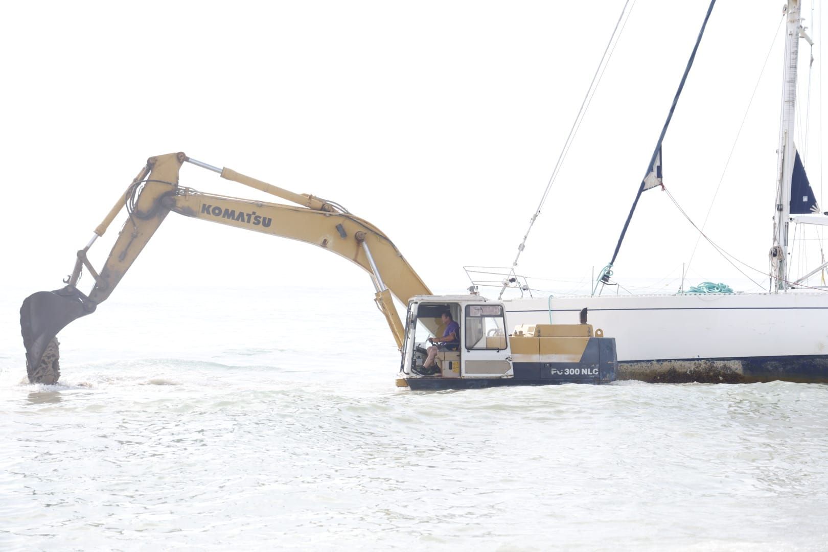 FOTOS | Rescate del velero encallado en El Saler más de diez días después