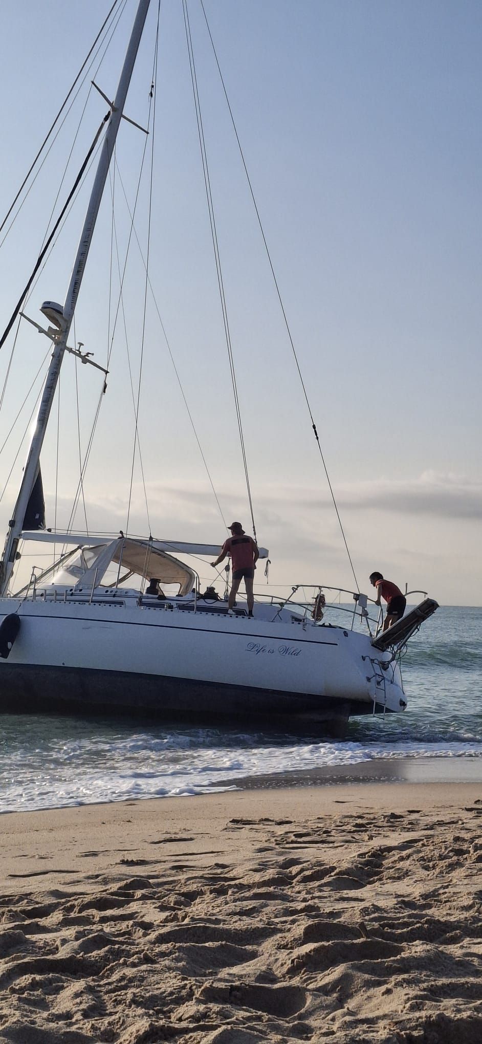 FOTOS | Rescate del velero encallado en El Saler más de diez días después