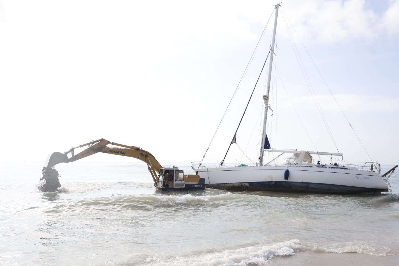 FOTOS | Rescate del velero encallado en El Saler más de diez días después