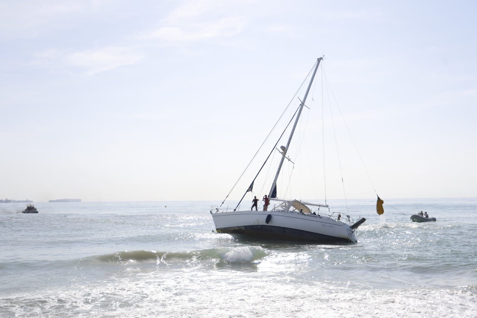 FOTOS | Rescate del velero encallado en El Saler más de diez días después