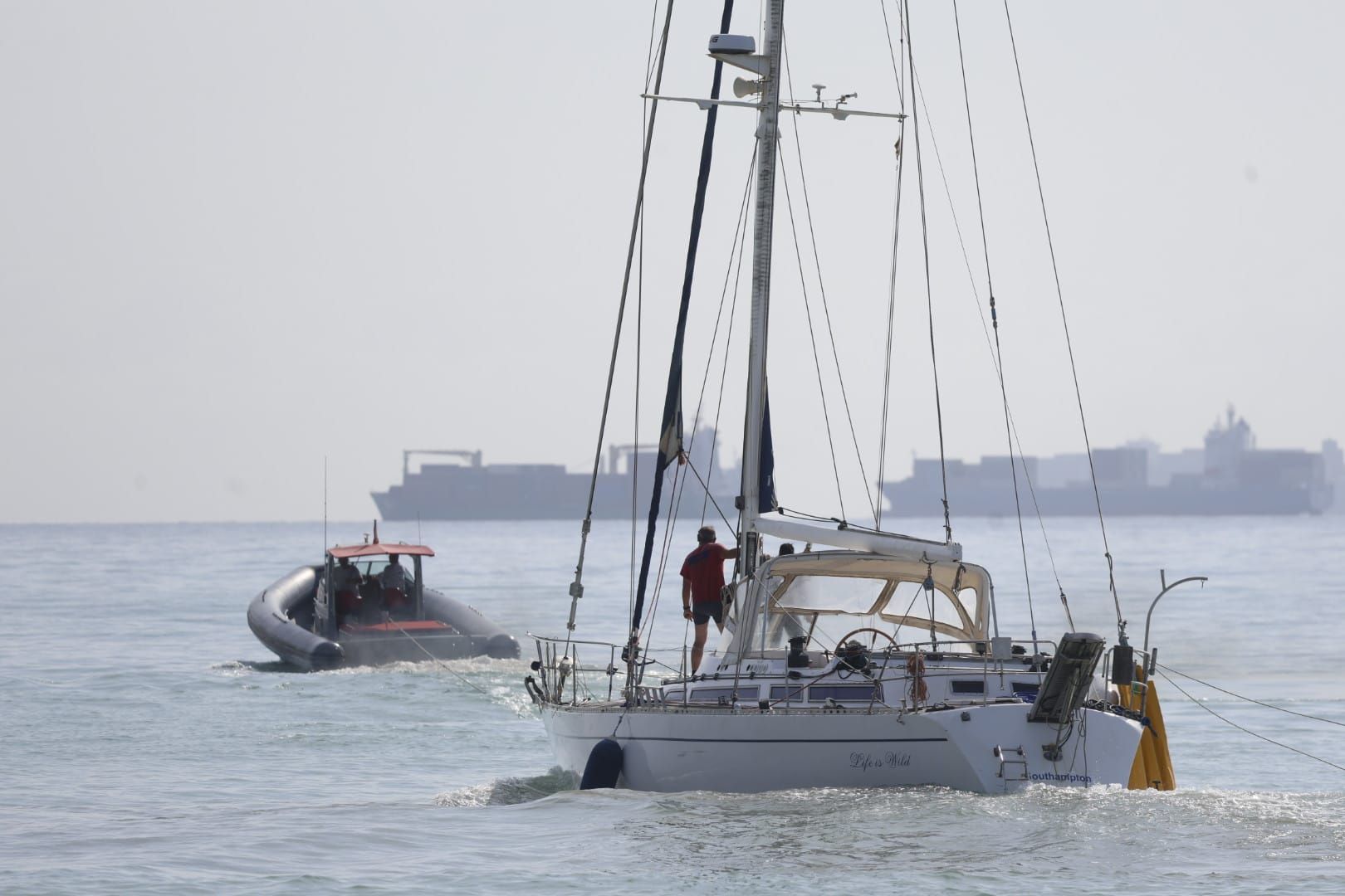 FOTOS | Rescate del velero encallado en El Saler más de diez días después